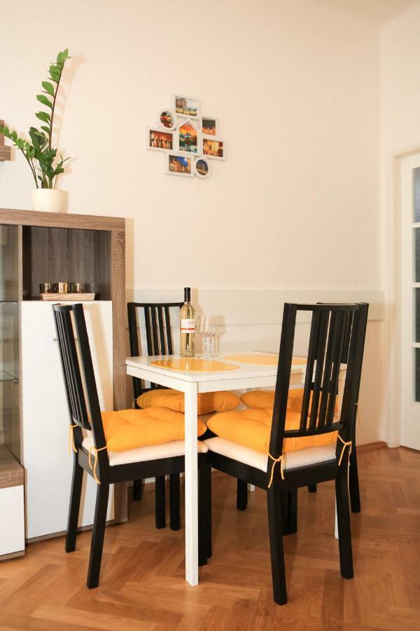 Yellow Apartment Few Steps From Metro Praga Exterior foto
